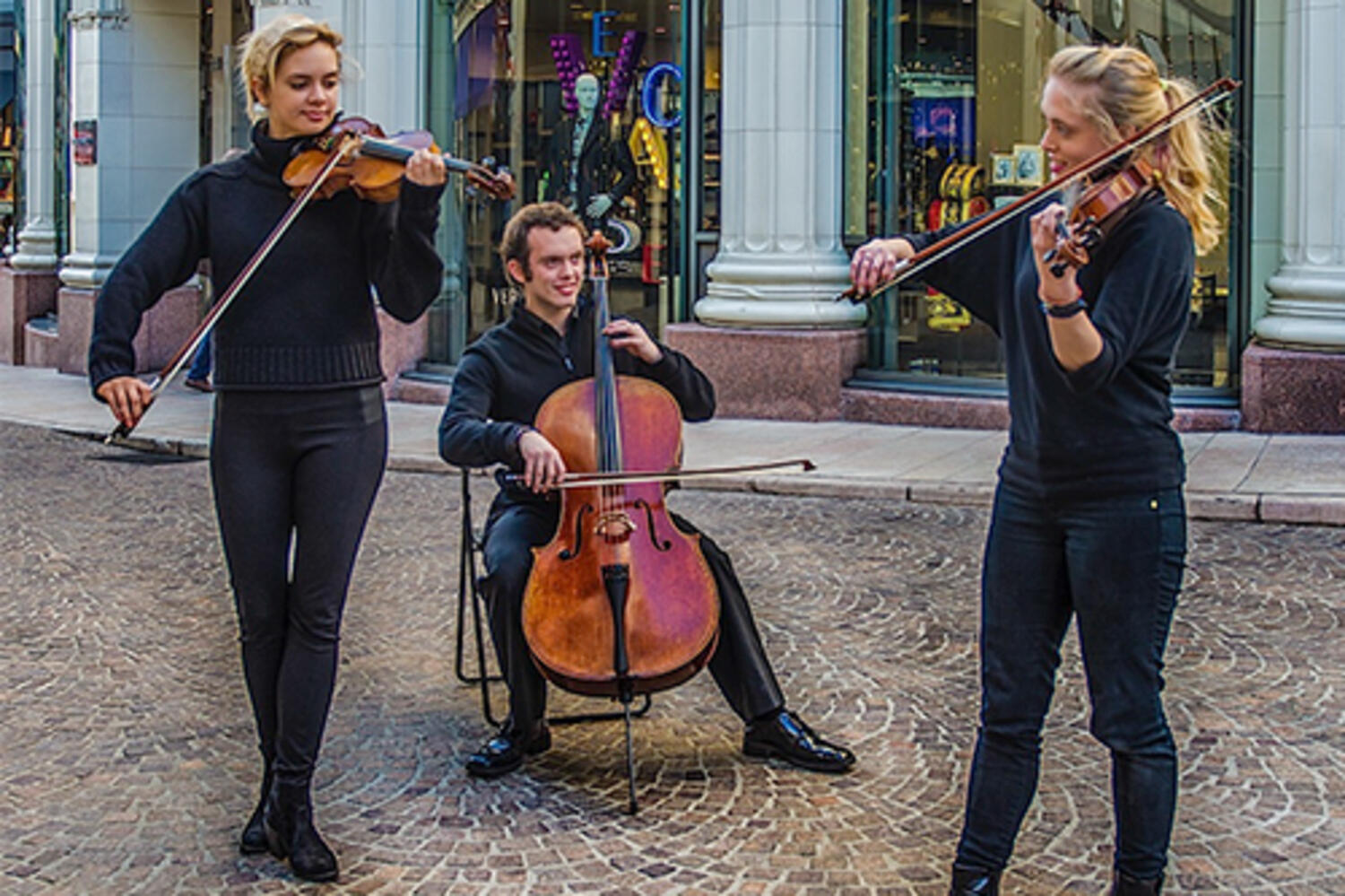 Live Holiday Music at Two Rodeo Drive