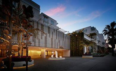 It's a Wonderful Life in Beverly Hills 