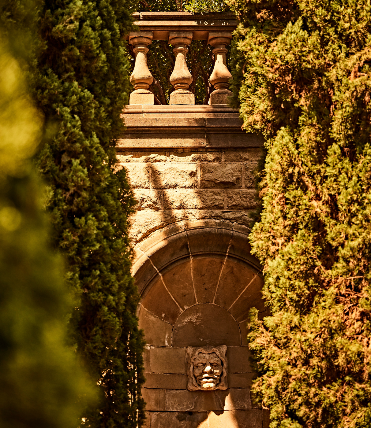 Read our Beverly Hills <em>Visitors Guide</em>.